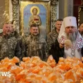 El jefe de la Iglesia Ortodoxa de Ucrania bendice pasteles de Pascua para los soldados en el frente.