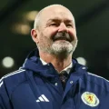 Steve Clarke con la indumentaria de la selección de Escocia.