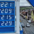 Un cartel con los precios de la gasolina se ve en una gasolinera de Neu-Anspach, cerca de Fráncfort, Alemania.