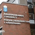 El juicio se celebra en un tribunal de distrito en Härnösand, Suecia.