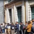 Alcaldes haciendo fila para ingresar a la Casa Grande del Pueblo.