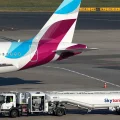 Operaciones de repostaje en el aeropuerto de Dusseldorf (Alemania)