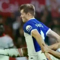 El defensa del Sevilla Andrés Castrín pelea un balón con Alexander Sørloth, del Atlético.