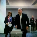 El primer ministro húngaro, Viktor Orbán junto a su esposa Aniko Levai durante la votación.