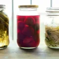 Tarros de verduras fermentadas, que se cree que favorecen la salud intestinal.