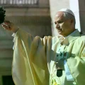 El papa León XIV durante su primer Domingo de Pascua en la plaza de San Pedro.