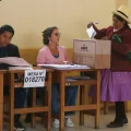 Una mujer deposita su voto en Urumbamba, Cusco, Perú.