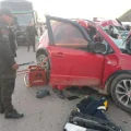 El vehículo rojo involucrado en el accidente quedó con serios daños en su parte delantera.