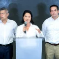 La candidata presidencial peruana Keiko Fujimori habla en una rueda de prensa en un hotel en Lima.