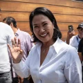 Keiko Fujimori saluda al llegar a su lugar de votación en Lima.