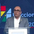 Gustavo Ávila durante el debate de candidatos a gobernador de Santa Cruz.