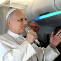 El Papa León XIV habla con periodistas en el vuelo a Argel.