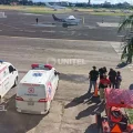 Ambulancias esperan en la pista del aeropuerto El Trompillo.