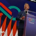 Péter Magyar durante una maratónica rueda de prensa tras su victoria electoral.