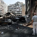 Autos y edificios destruidos en Beirut tras un ataque israelí.