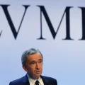 El consejero delegado de LVMH, Bernard Arnault, habla en una rueda de prensa en enero de 2020.