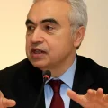 El director ejecutivo de la Agencia Internacional de la Energía, Fatih Birol, habla en París el 13 de noviembre de 2019.