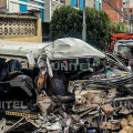 El minibús que sufrió el accidente en la zona Alto Sopocachi de La Paz.