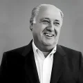 Amancio Ortega, fundador de Zara e Inditex, en un retrato corporativo.