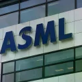 El logotipo de ASML cuelga en la sede central en Veldhoven, Países Bajos, enero de 2023.