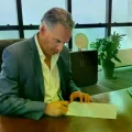 El presidente de Uruguay, Yamandú Orsi, firmando el decreto reglamentario de la Ley de Muerte Digna.
