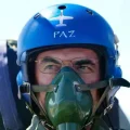 El presidente Rodrigo Paz a bordo de un avión de la Fuerza Aérea Boliviana.