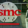 Un trabajador pasa junto al logotipo de TSMC en Hsinchu, Taiwán.