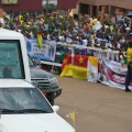 El Papa León XIV durante la misa por la paz en la catedral de Bamenda, en Camerún.