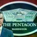 El secretario de Defensa de Estados Unidos, Pete Hegseth, observa durante una sesión informativa en el Pentágono.