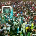 El Papa León XIV llega en el Papamóvil para su misa en el aeropuerto de Bamenda, Camerún.