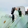 El Papa León XIV sube al avión que lo lleva en su gira a África.