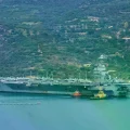 El portaaviones USS Gerald R. Ford en una base cerca de la isla de Creta, Grecia.