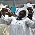 Fieles celebran la visita del Papa durante la misa campal en Duala, Camerún.
