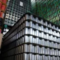 Latas de aluminio vacías apiladas en la cervecera Revolution Brewing, Chicago, 20 de febrero de 2026.