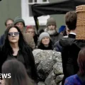 Enya (izquierda) en el funeral de su hermana Moya Brennan en su Donegal natal.