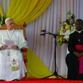 El Papa León XIV durante su encuentro en la Universidad Católica de África Central.