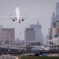 Un avión despega en Londres, mientras Europa toma medidas para ahorrar combustible.