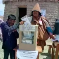 Los jurados y electores en una votación previa en la Nación Uru Chipaya.
