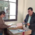 Los jurados electorales alistando el material en Tarija