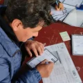 Mesa de votación en Oruro.