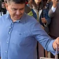 Luis Ayllon emite su voto en las elecciones.