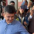 Luis Ayllon emite su voto en las elecciones.