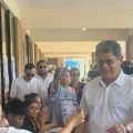 El candidato Jesús Egüez emitiendo su voto.