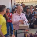 Adrián Oliva emite su voto en Tarija.