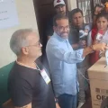 Luis Fernando Camacho emite su voto.