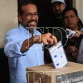 El gobernador Luis Fernando Camacho emite su voto en el colegio Basilio de Cuéllar.
