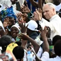 El Papa León XIV saluda a los fieles en el Santuario de Mama Muxima, Angola.