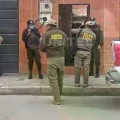 Personal policial en la vivienda de El Alto donde se hallaron los cuerpos.