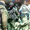 Efectivos de la Policía arrestan a los sindicados de robar mineral en Potosí.