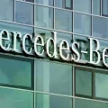 Logotipo de Mercedes Benz en Berlín, Alemania, 25 de junio de 2021.